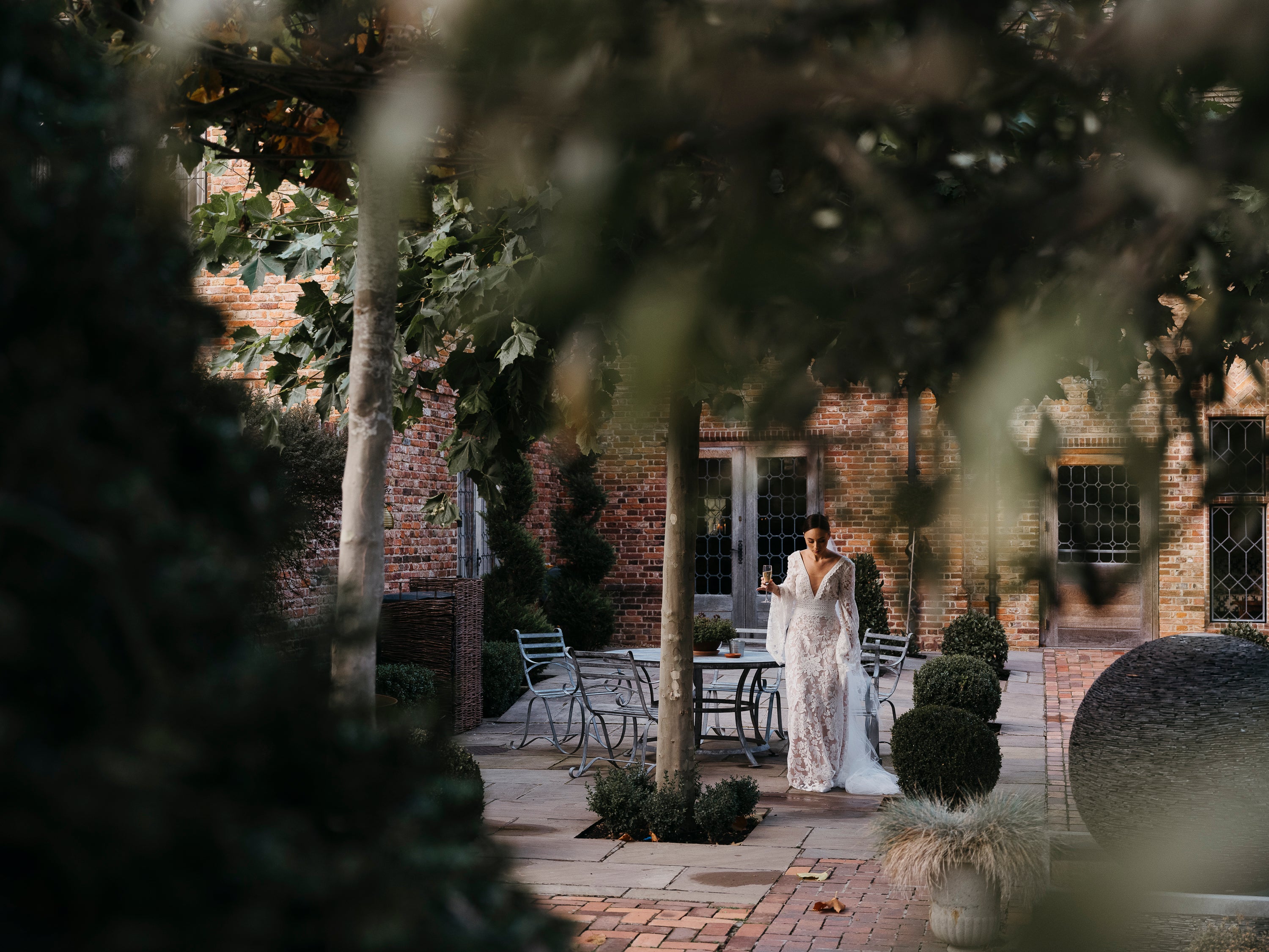 kāzu kleita ar mežģīnēm Rīgā La Luna Bridal salons

minimālisma kāzu kleita dizainera Katya Katya kolekcija

boho stila līgavas kleita pielaikošanā Rīgas kāzu salonā
nāriņas silueta kāzu kleita
minimalistiska kāzu kleita ligavai
mežģīņu kāzu kleita klasiskai līgavai