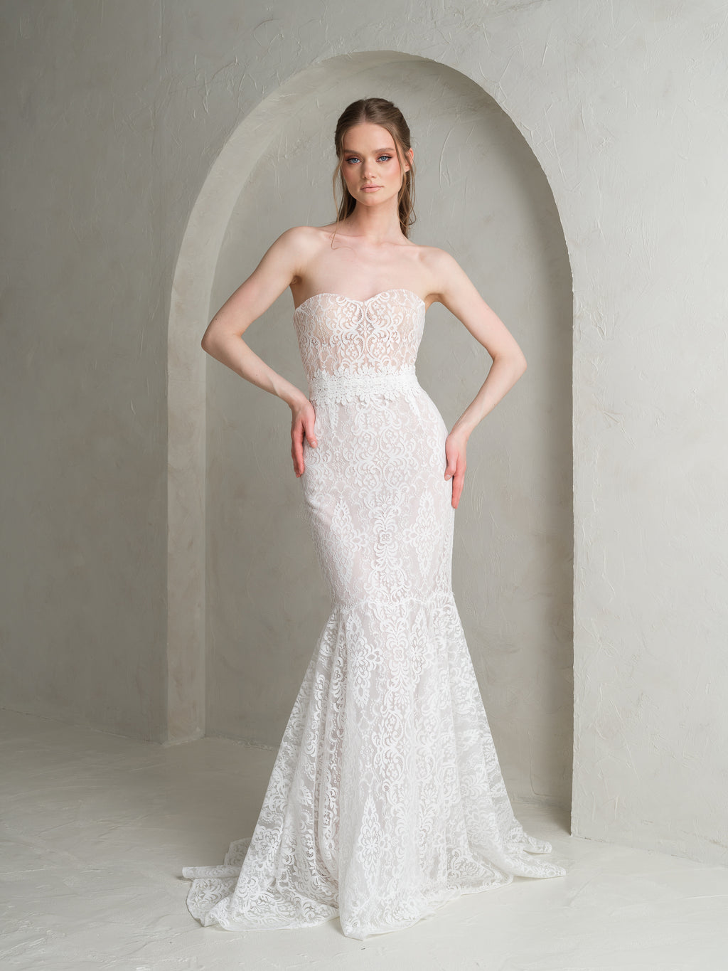 kāzu kleita ar mežģīnēm Rīgā La Luna Bridal salons

minimālisma kāzu kleita dizainera Katya Katya kolekcija

boho stila līgavas kleita pielaikošanā Rīgas kāzu salonā
nāriņas silueta kāzu kleita
minimalistiska kāzu kleita ligavai
mežģīņu kāzu kleita klasiskai līgavai